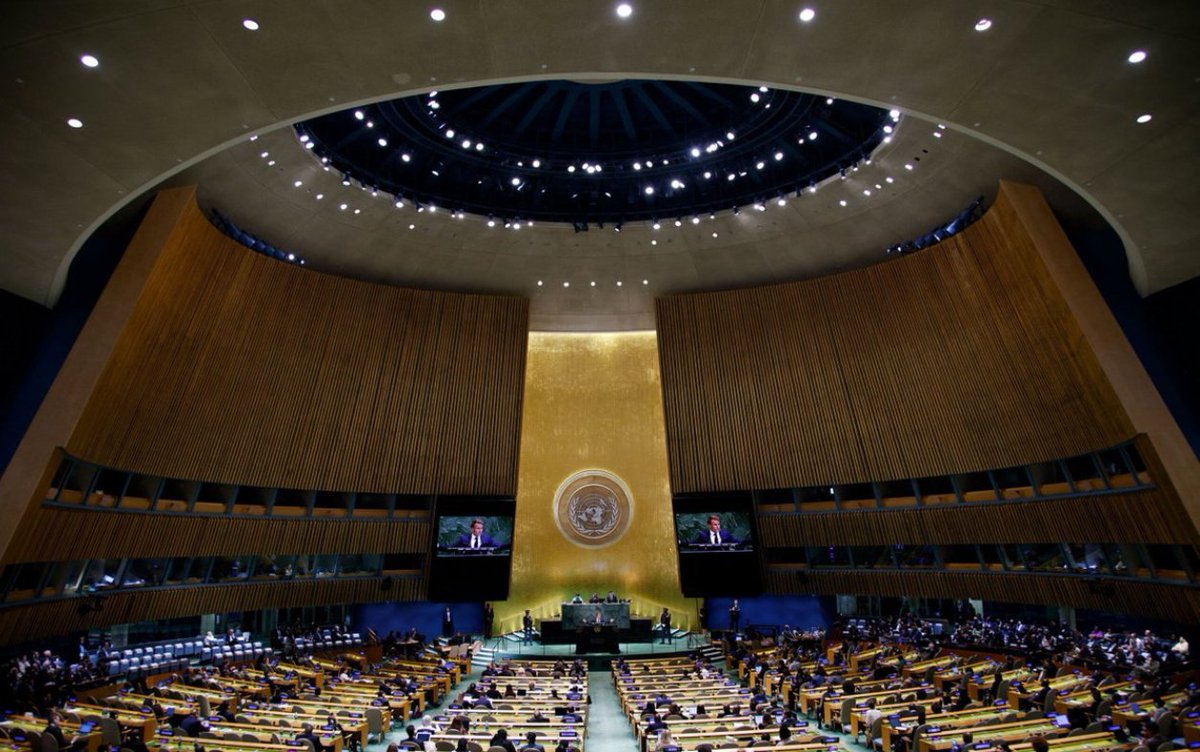 PotokInfo's tweet photo. 🇺🇳THE UN HAS GATHERED. THE KEY PLAYERS ARE MISSING

The General Assembly week has begun. Today, Trump and Macron are addressing the assembly. Tomorrow: Zelenskyy and Pezeshkian. On Thursday: Netanyahu.
Who isn’t attending is more important than the schedule. Xi is skipping the UN and heading to Washington — a meeting with Trump on Wednesday. Putin isn’t in New York either, nor is he at the G20 in the US: he’s on his way to the APEC summit to meet Xi.
Macron has already spoken to Trump on the phone about Ukraine. The speeches will be in the hall. The deals — in another city.
The General Assembly speaks. The Big Three choose who to sit with at the table.
#UN #GeneralAssembly #Trump #Macron #Zelensky #Xi #Putin #Iran #Ukraine