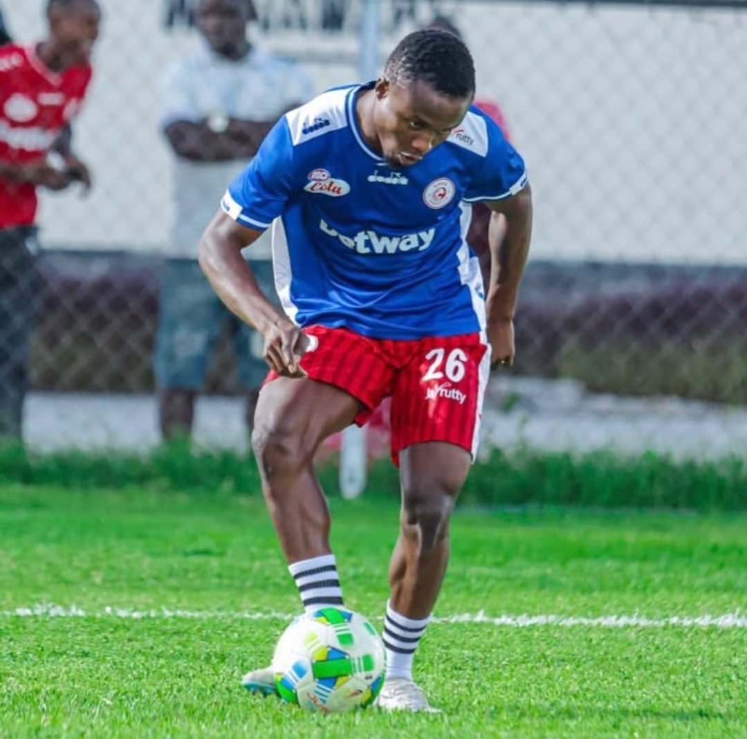 cleansheet_1's tweet photo. Hivi kapombe akipona na akarudi uwanjani bwanamdogo CHILAMBO si atarudi benchi kumpisha captain au? https://t.co/6LSER8lJVt