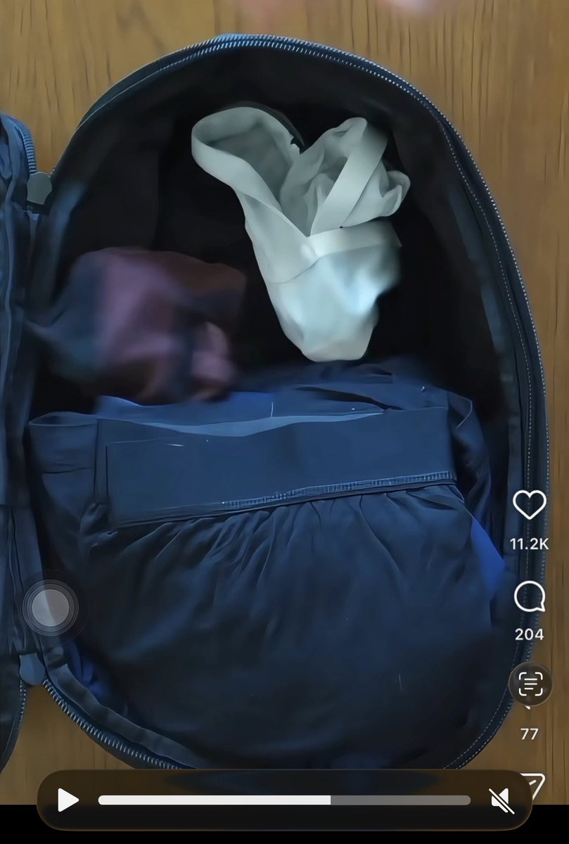 JockEmbarrassed's tweet photo. The bottom half is boxer-briefs(obviously). But can anyone identify what follows them directly after before the white socks? 

Are those briefs or something else? Not sure if the camera happened to lose focus or if it was purposely blurred by the creator. https://t.co/v6FdQ9zqGB