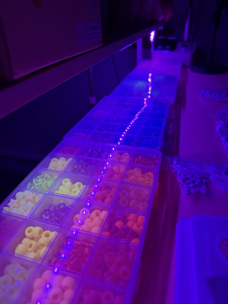 pumacashkitty's tweet photo. doing a stream on LF tonight 11:30pm CST - making D/S themed beaded bracelets💕👏🏽☺️ come get drained while i get crafty and maybe one of the bracelets can be yours😌 https://t.co/KI0I14LQ9m