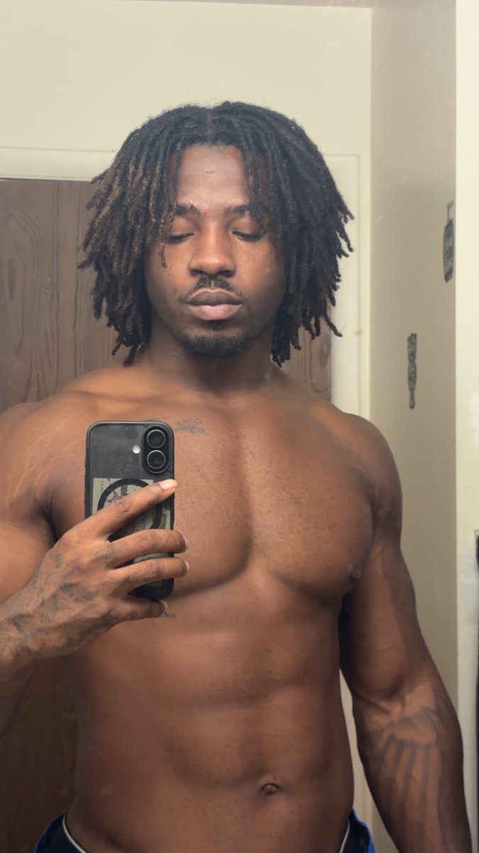 simply_d1v1ne's tweet photo. Hair getting longer and physique looking stronger. Definitely feeling like fine wine. https://t.co/ImeoJTvDAq