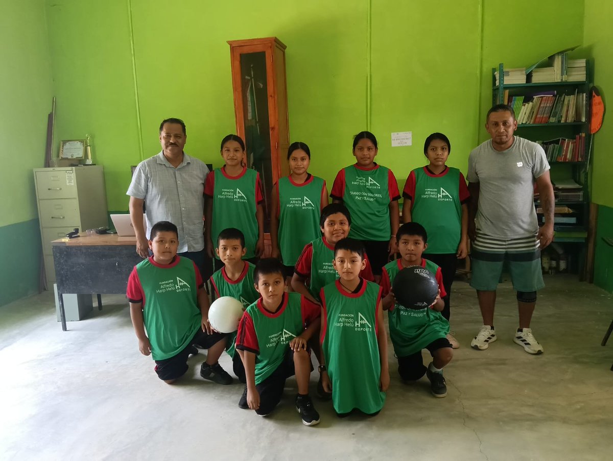 FAHHdeporte's tweet photo. Realizamos entrega de material deportivo 🏀⚽️🏐 a la Escuela Primaria Indígenas Guadalupe Victoria, Municipio de San Lucas, Hidalgo; a través del encargado de deportes del plantel, quién entregó a las alumnas y alumnos para iniciar actividades con el #SemáforoDeportivo 🔴🟡🟢 https://t.co/nrHR83XKAI