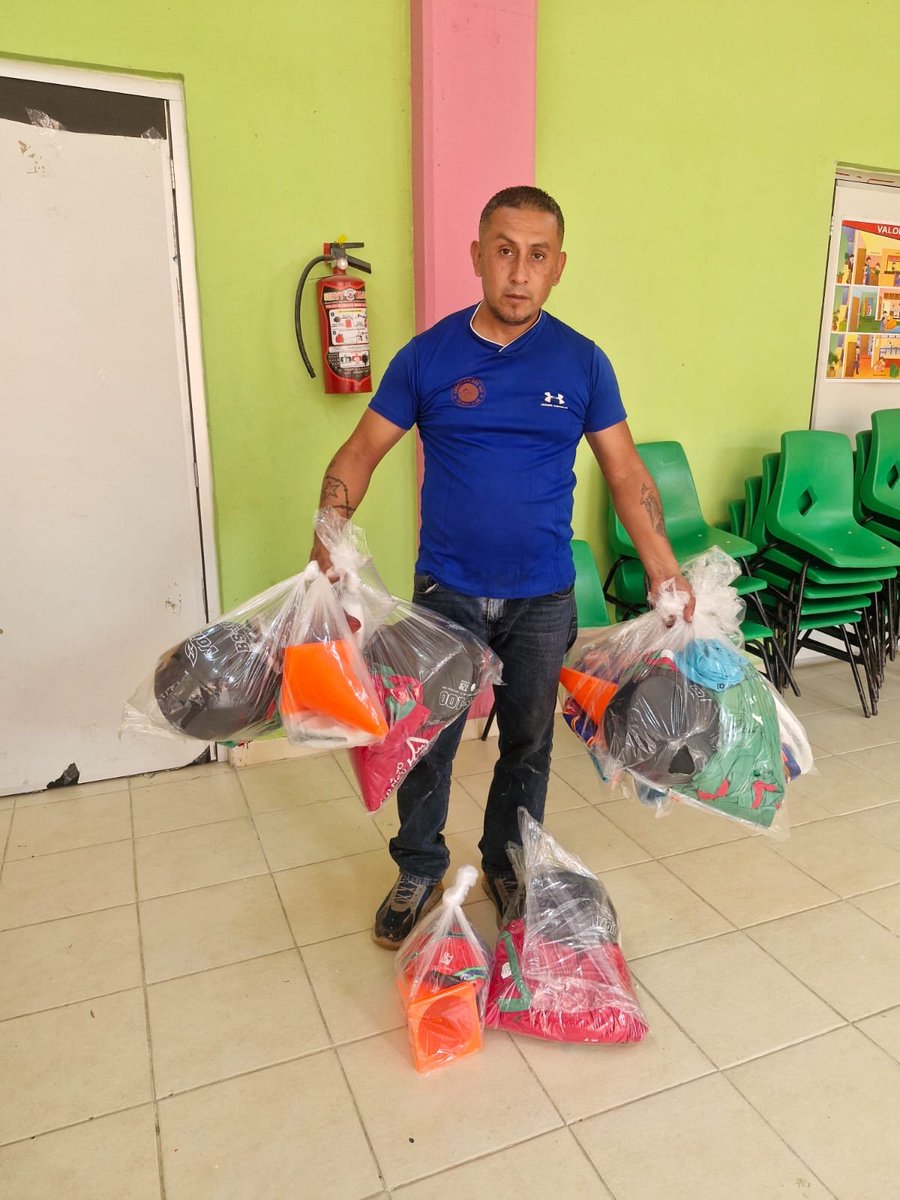 FAHHdeporte's tweet photo. Realizamos entrega de material deportivo 🏀⚽️🏐 a la Escuela Primaria Indígenas Guadalupe Victoria, Municipio de San Lucas, Hidalgo; a través del encargado de deportes del plantel, quién entregó a las alumnas y alumnos para iniciar actividades con el #SemáforoDeportivo 🔴🟡🟢 https://t.co/nrHR83XKAI