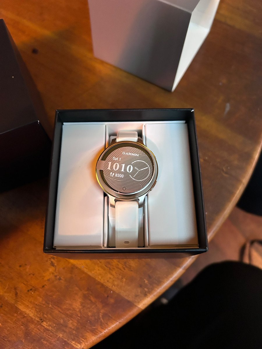 velowvely's tweet photo. 🔥 WTS GARMIN LILY 2 ACTIVE – LUNAR GOLD 🔥

✨ Garmin Lily 2 Active – Lunar Gold
📅 Pembelian: 17 September 2026
🛡️ Garansi resmi sampai September 2028
💎 Kondisi: BARU BANGET, masih mulus
📦 Kelengkapan:
* Charger
* Box
* Garansi card
* Invoice pembelian

📍 COD Jakpus / Jaksel https://t.co/1gIlwHtLQW