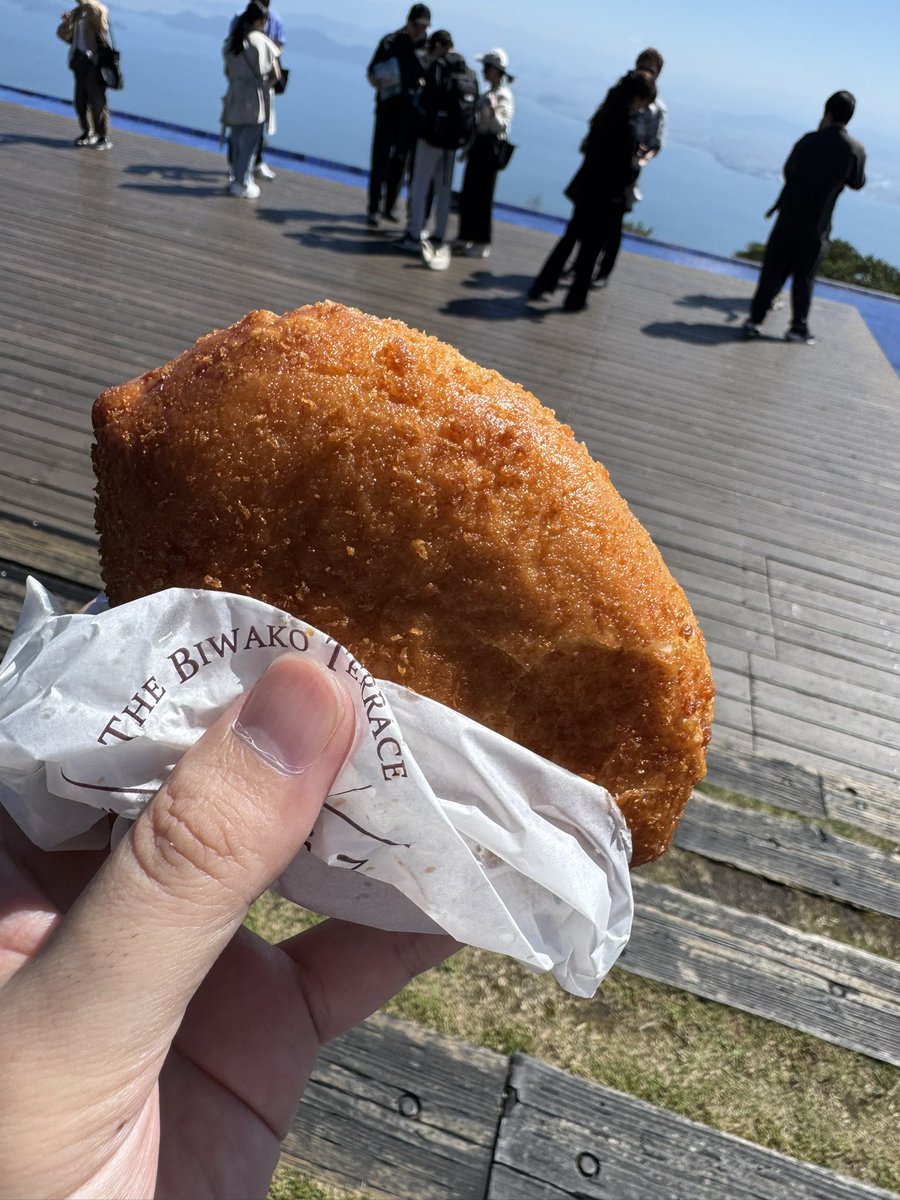 danboard36's tweet photo. ララ「カレーパンやっと食べられたわ！」
茉里「ルカと前来たんちゃうん？」
ララ「なぜか２つともルカが食べちゃったの！」
茉里「あー…」
ララ「そしてルカが転んだのはこの場所よ！」

みたいな(*´ω｀*)

朝9時過ぎはお店開いてなくて、10時か11時からカレーパン買えるみたいです

#さよならララ
#さよララ滋賀めぐり
#びわ湖テラス
#びわ湖バレイ