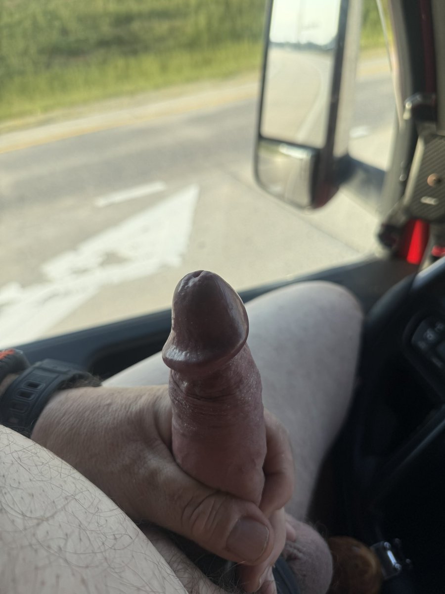 ontheroad5353's tweet photo. Always keep an eye out for pervy truckers, never know what you’ll see!! #nsfw #pervert #publicflash #exposed #exhibitionist #chubby #bwc #trucker #jerkflash #daddy #bator #cumshot #naked https://t.co/s5bGO4ryzC