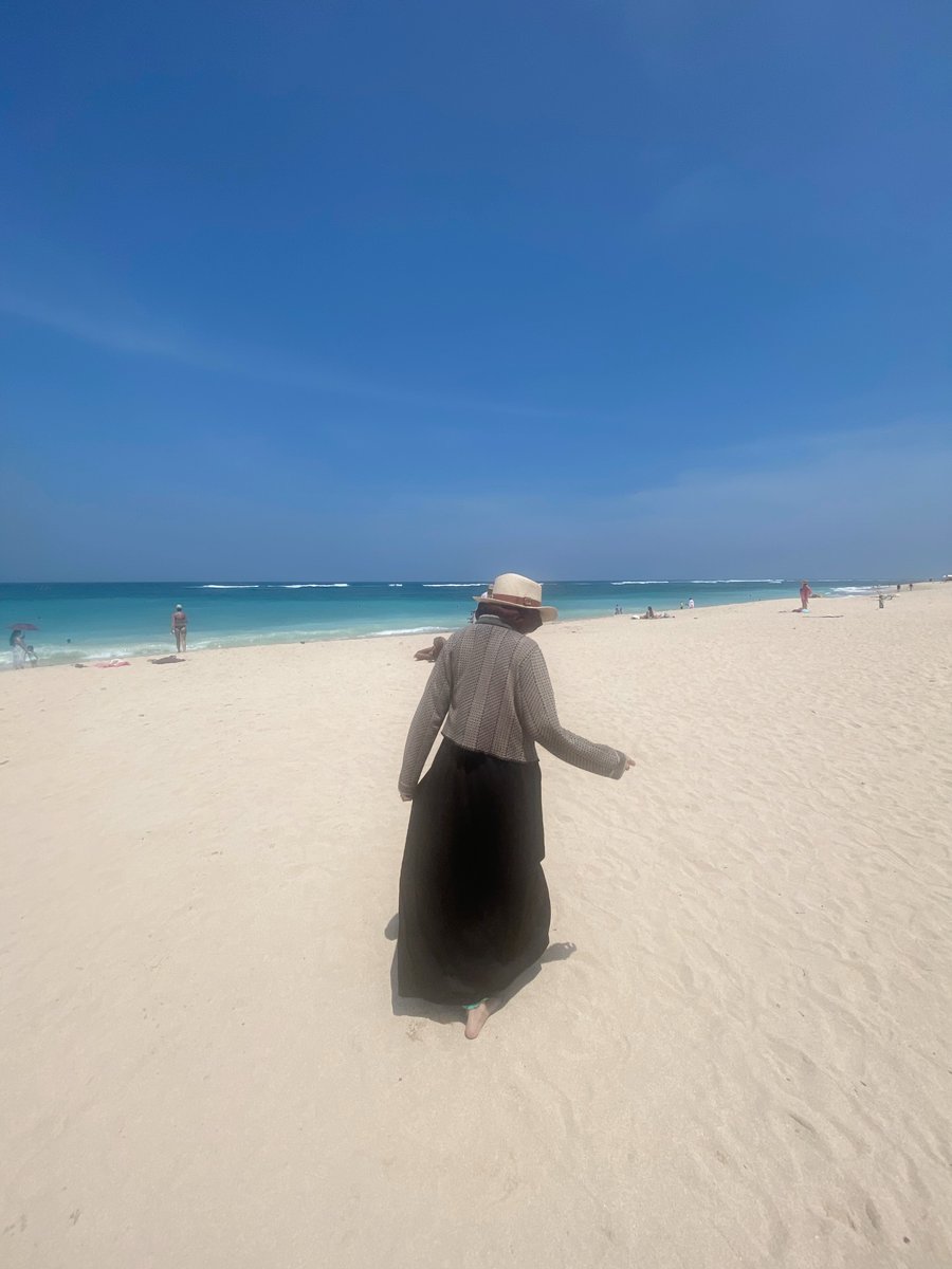 elizabethhallcc's tweet photo. The ocean is my favorite place. It heals me in ways words never could. https://t.co/xdtsR6fqoC