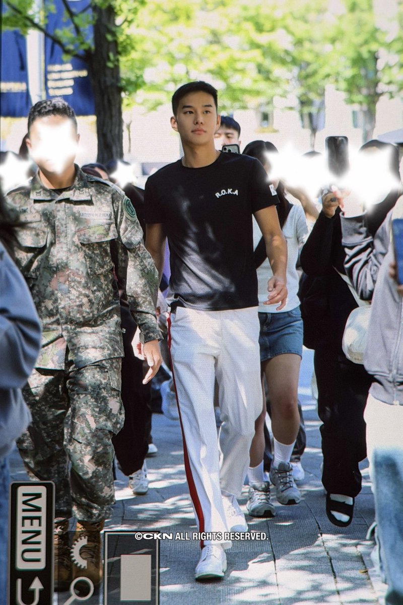 ckn_video's tweet photo. 260922 출근 #NCT #정우 #JUNGWOO https://t.co/bGVyeXbREM