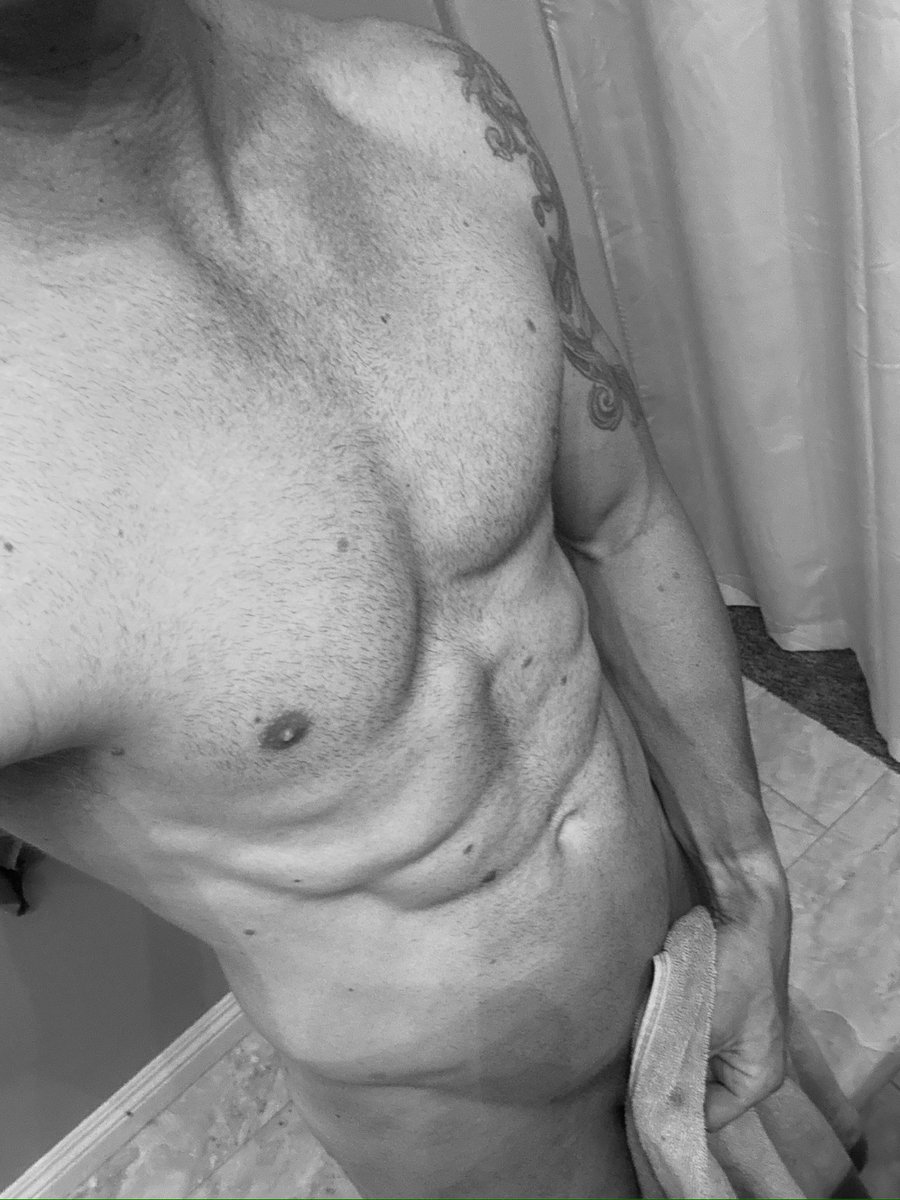 TheFitDILF90's tweet photo. Monochrome Monday 😜#DILF #nsfwtwt #horny #dmsopen https://t.co/qzH33RCbPc