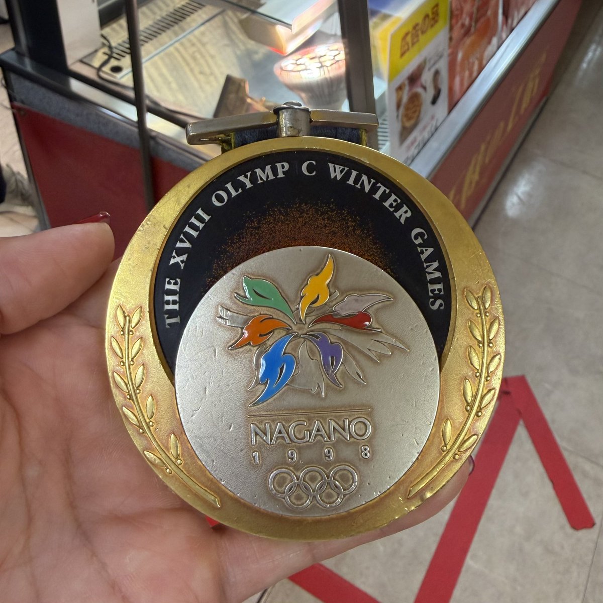 NahoKawasumi_9's tweet photo. 長野五輪金メダリストの船木さんが新潟伊勢丹北海道展でアップルパイの販売をされているので買いに行きました⛷️並んでいる時に金メダル触らせていただきました🥇感激🥺✨✨
りんごの甘さを活かしたアップルパイで美味しかった〜🍎

明日23日までのようなので、みなさんも是非🙋🏼 https://t.co/l25ctrZh9A