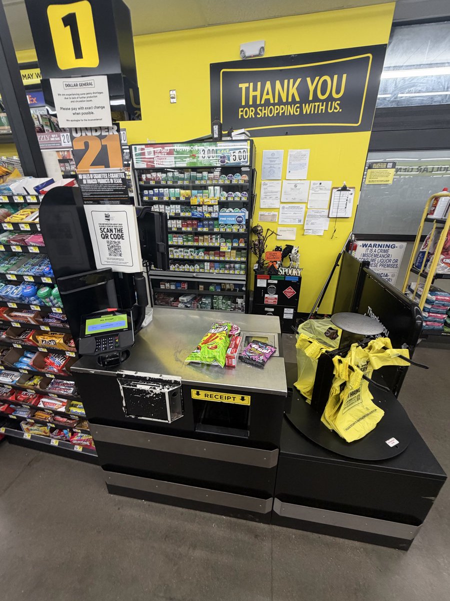 CL1TY0NCE's tweet photo. I know SMB better come to the register before I walk TF OUT!!!!! https://t.co/ax7qb38js1