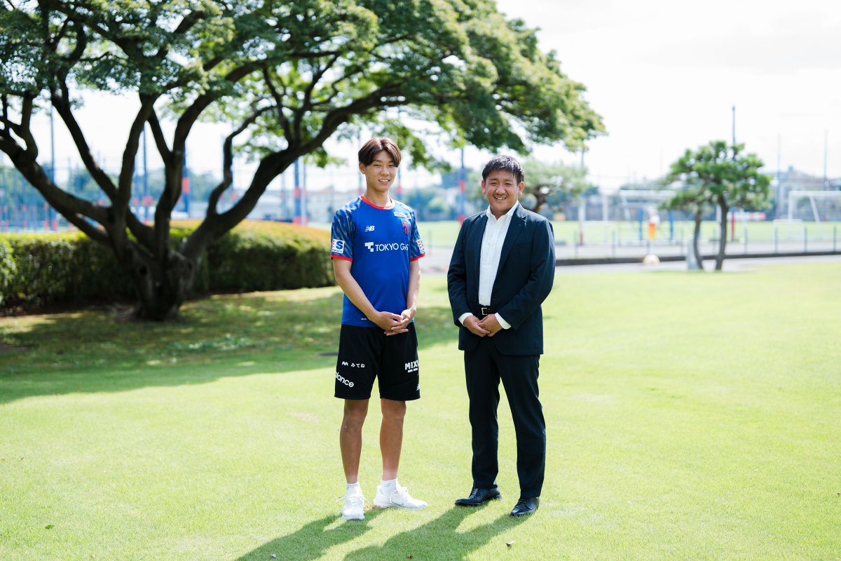 fctokyoofficial's tweet photo. 🔵メディア掲載情報🔴
#FOOTBALLZONE にて、オフィシャルパートナーである #帝京大学 が展開する帝京ロンドン学園高等部のタイアップとして #稲村隼翔 選手のインタビューが掲載されています🤝🔵🔴
https://t.co/4rWOHkdn4w 
ぜひご覧ください!!👍️
#fctokyo #tokyo https://t.co/owwwtAvspH