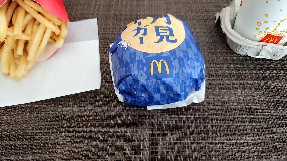 IdentityV_Nawab's tweet photo. 今年7個目の月見バーガー🐇🌕 https://t.co/siFOQkpic5
