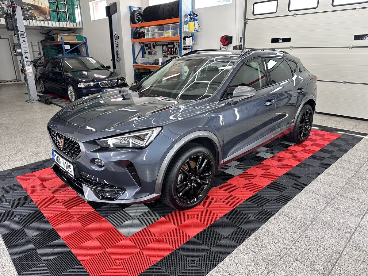 MalloryPha4s's tweet photo. For a well-maintained vehicle, basic cleaning can look like this. Hand washing, minor scratch polishing, and liquid wax application were also completed. Book your appointment via DM. Brno and surrounding areas. https://t.co/yOBUXUCHFZ