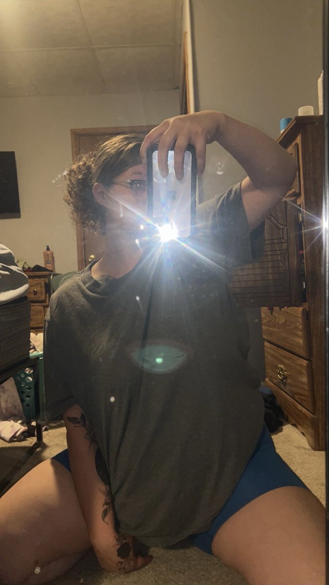 jadebabyyxoxo's tweet photo. Men’s boxers are superior and especially with a an oversized tee 😮‍💨 #messybun #glasses #comfy #contentcreator https://t.co/HBFI9BG9OE