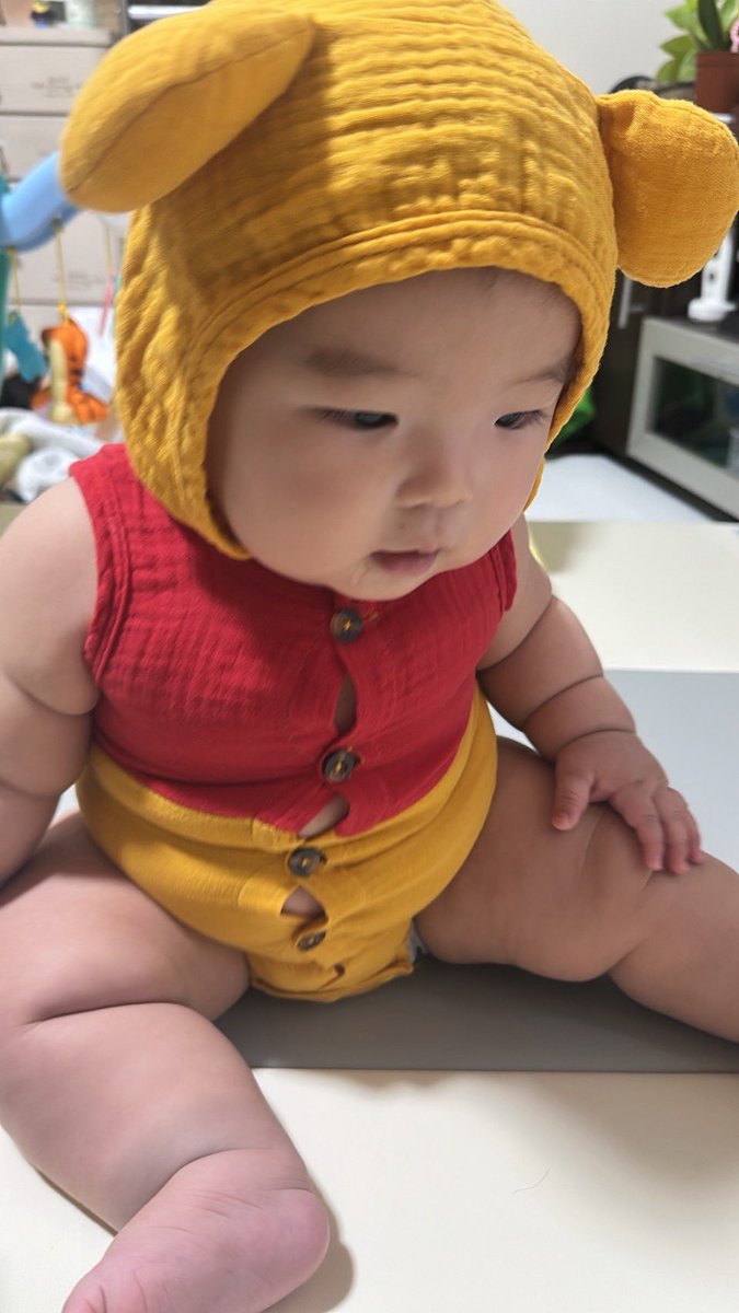 snow05110324's tweet photo. 娘が爆買いした服をルンルンでさっきから着せてるのに、全て小さい😂😂

もう！なんでぇ……？涙

って言ってるけど。
おめーの息子は11kgって事忘れてんのか？
って私は教えてあげたいけど我慢中。

いいか！？11kg級はもう服はベビーではなくキッズやで。 https://t.co/KCYvNuk76H
