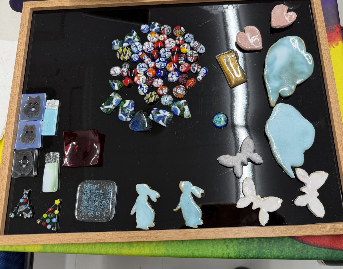 KovEad's tweet photo. 学祭で教職員の趣味の作品展をして、ガラスなどの粗品を差し上げました
昔作ったびんちゃん試作も置いておいたら誰か連れ帰ってくれた🤭
#花猫工房 https://t.co/DROQbEsgTU