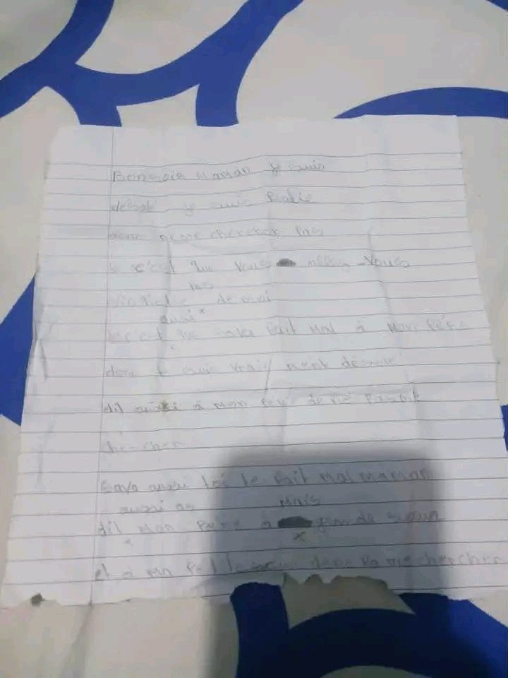 Johnybreez's tweet photo. This little girl is missx in Yaoundé after living behind this letter to her parents that she's gone to Douala to stay with her boyfriend &amp; that they shouldn't look for her. Her neighbours say they saw her living with her bags that she's gox to meet her boyfriend at the park.
🫡 https://t.co/mCYW93rfXy