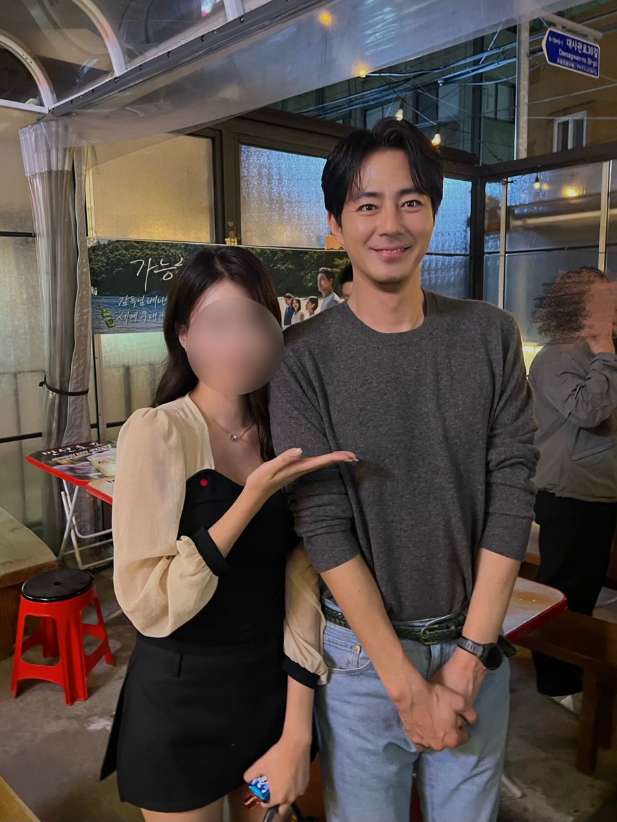 deepb1uewave's tweet photo. 가능한 사랑 VIP 시사회 뒷풀이  #조인성 https://t.co/JXHsT6GCJB