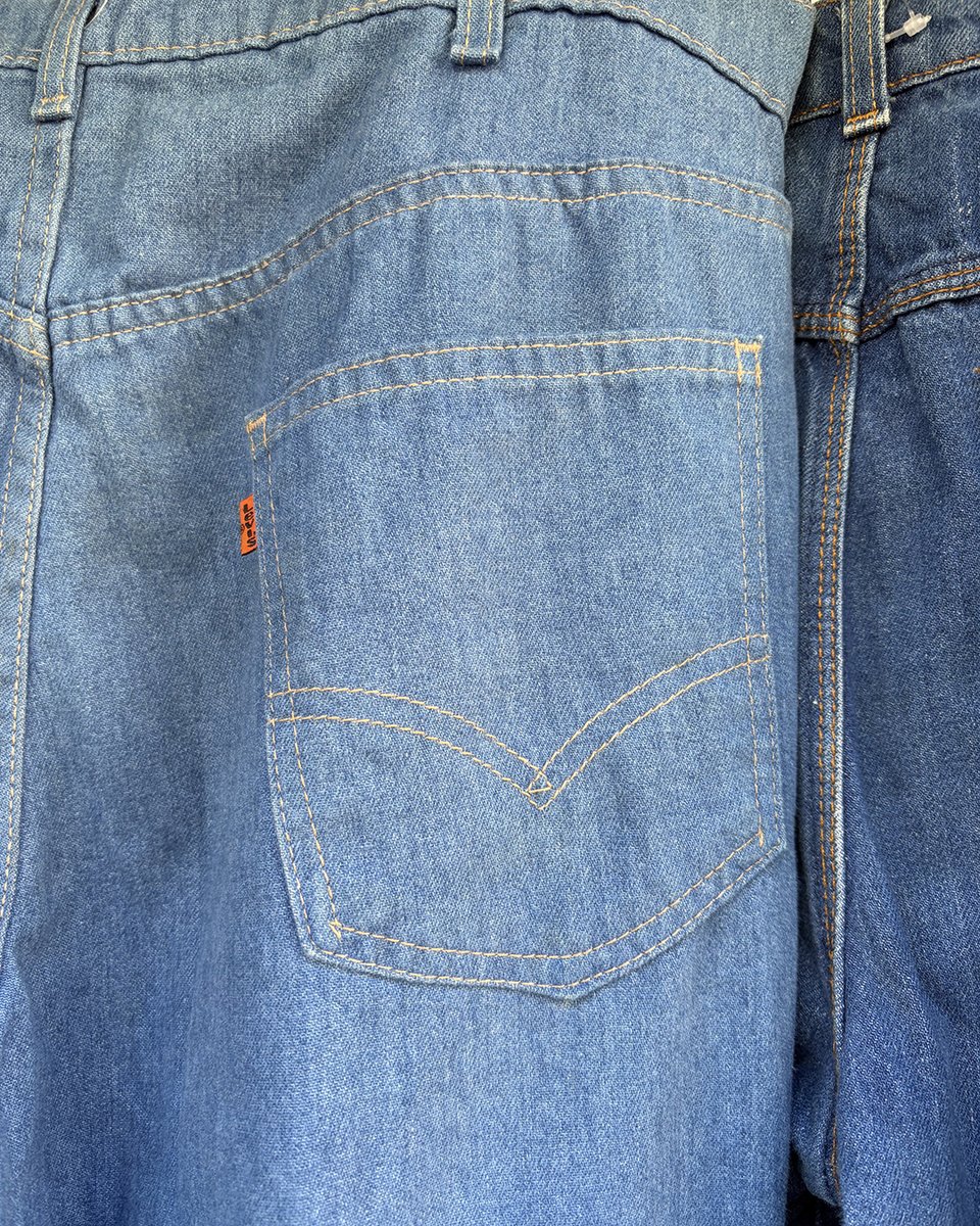 idinfo0942's tweet photo. 変わり種のLevi'sを4本まとめて入荷しました。

同じLevi'sでも、バックポケットのデザインが全部違います。
オレンジタブの定番Vステッチ、ジグザグ刺繍、「Movin' On」革パッチ、ハート型ステッチ。

見比べてみてください。サイズは店頭でご確認ください。
久留米市六ツ門町21-2、二番街商店街 https://t.co/sNzDaftRmy