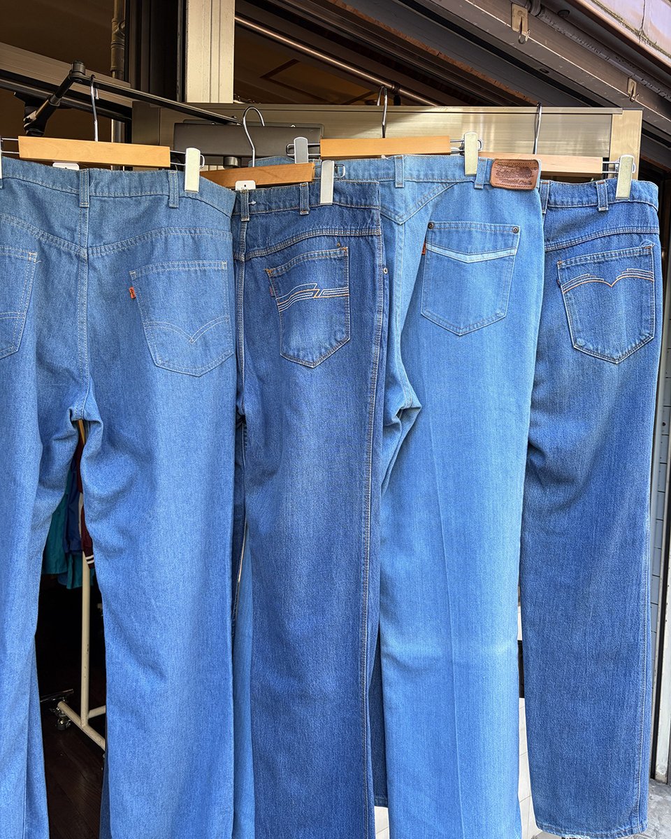 idinfo0942's tweet photo. 変わり種のLevi'sを4本まとめて入荷しました。

同じLevi'sでも、バックポケットのデザインが全部違います。
オレンジタブの定番Vステッチ、ジグザグ刺繍、「Movin' On」革パッチ、ハート型ステッチ。

見比べてみてください。サイズは店頭でご確認ください。
久留米市六ツ門町21-2、二番街商店街 https://t.co/sNzDaftRmy