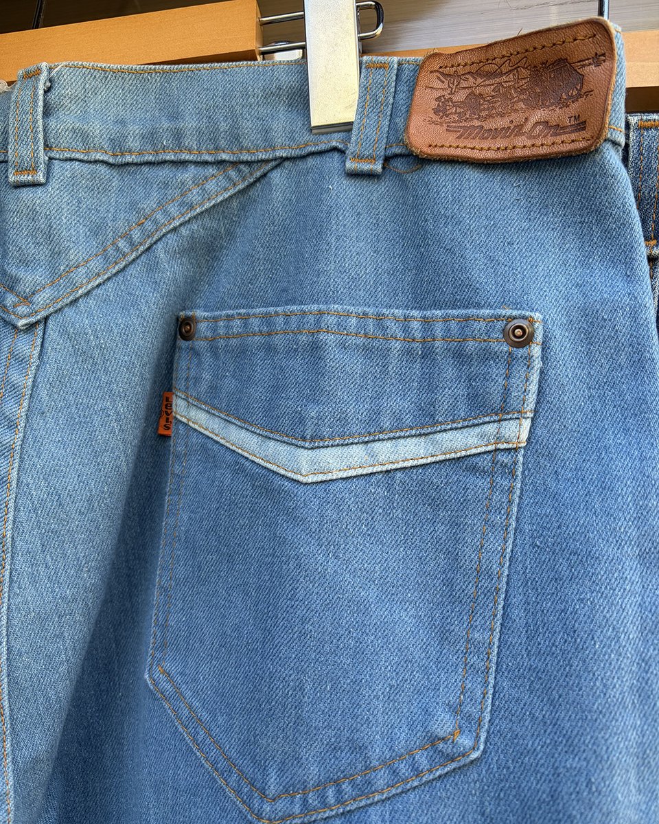 idinfo0942's tweet photo. 変わり種のLevi'sを4本まとめて入荷しました。

同じLevi'sでも、バックポケットのデザインが全部違います。
オレンジタブの定番Vステッチ、ジグザグ刺繍、「Movin' On」革パッチ、ハート型ステッチ。

見比べてみてください。サイズは店頭でご確認ください。
久留米市六ツ門町21-2、二番街商店街 https://t.co/sNzDaftRmy