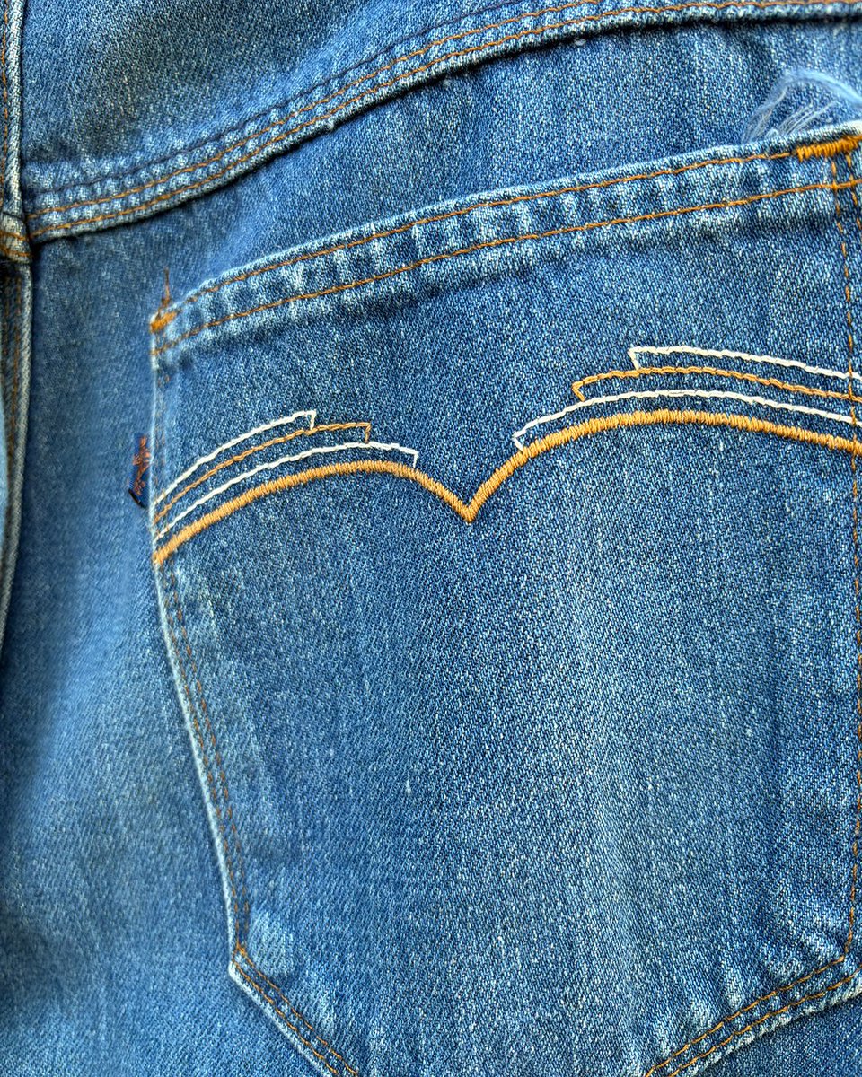 idinfo0942's tweet photo. 変わり種のLevi'sを4本まとめて入荷しました。

同じLevi'sでも、バックポケットのデザインが全部違います。
オレンジタブの定番Vステッチ、ジグザグ刺繍、「Movin' On」革パッチ、ハート型ステッチ。

見比べてみてください。サイズは店頭でご確認ください。
久留米市六ツ門町21-2、二番街商店街 https://t.co/sNzDaftRmy