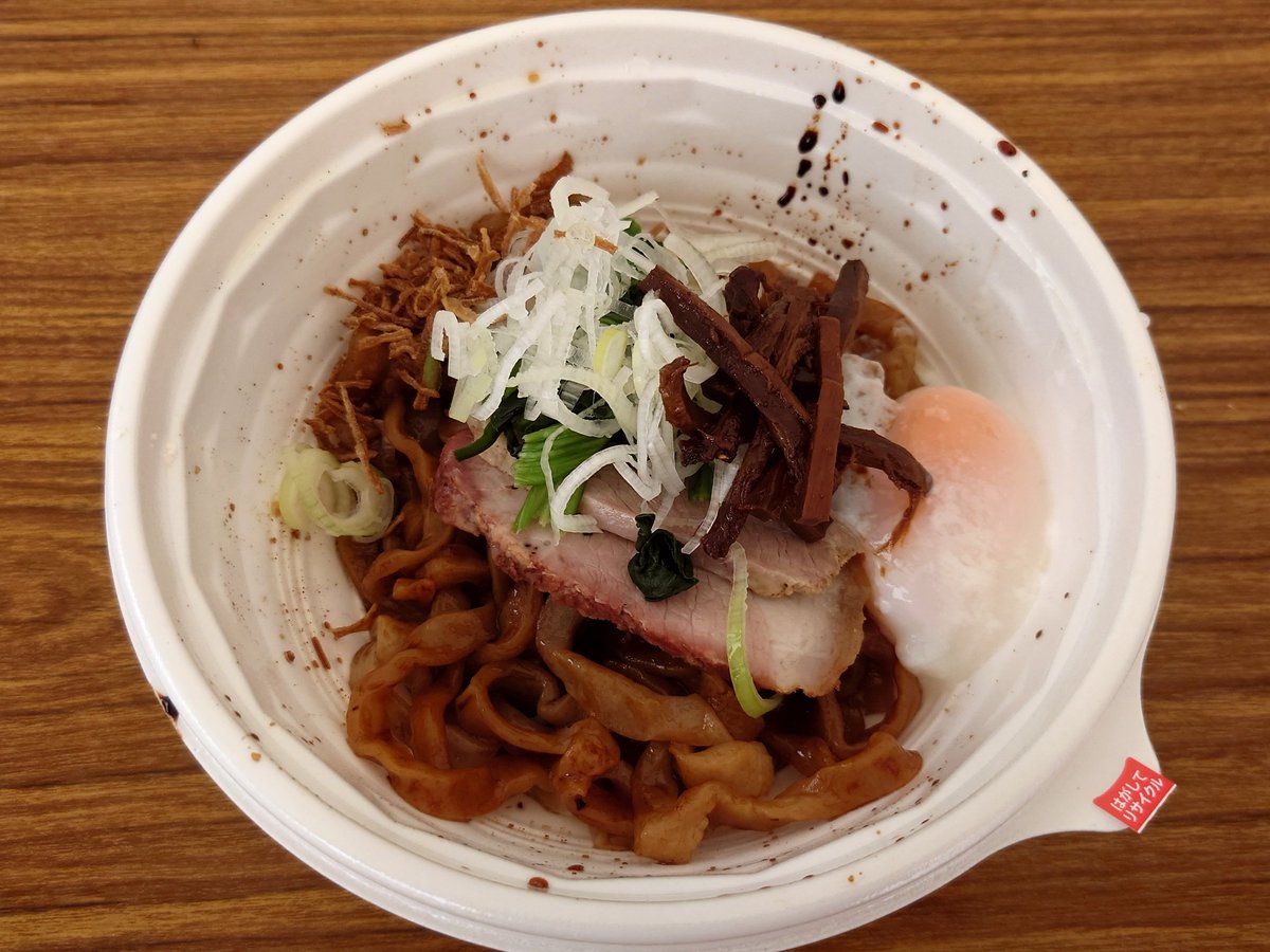 ix1213123's tweet photo. 熱狂中野ラーメン祭2026@中野四季の森公園:「中野」駅
@tokyonekyoramen / #熱狂中野ラーメン祭2026
2026年09月22日11:32

［豚骨 蒼翔 × 立川製麺所 翠空］
@patapataramen / #豚骨蒼翔
@patapata_su / #立川製麺所翠空
炭香る黒い油そば ¥1,200
温泉卵 ¥100 https://t.co/FGGbECl60L
