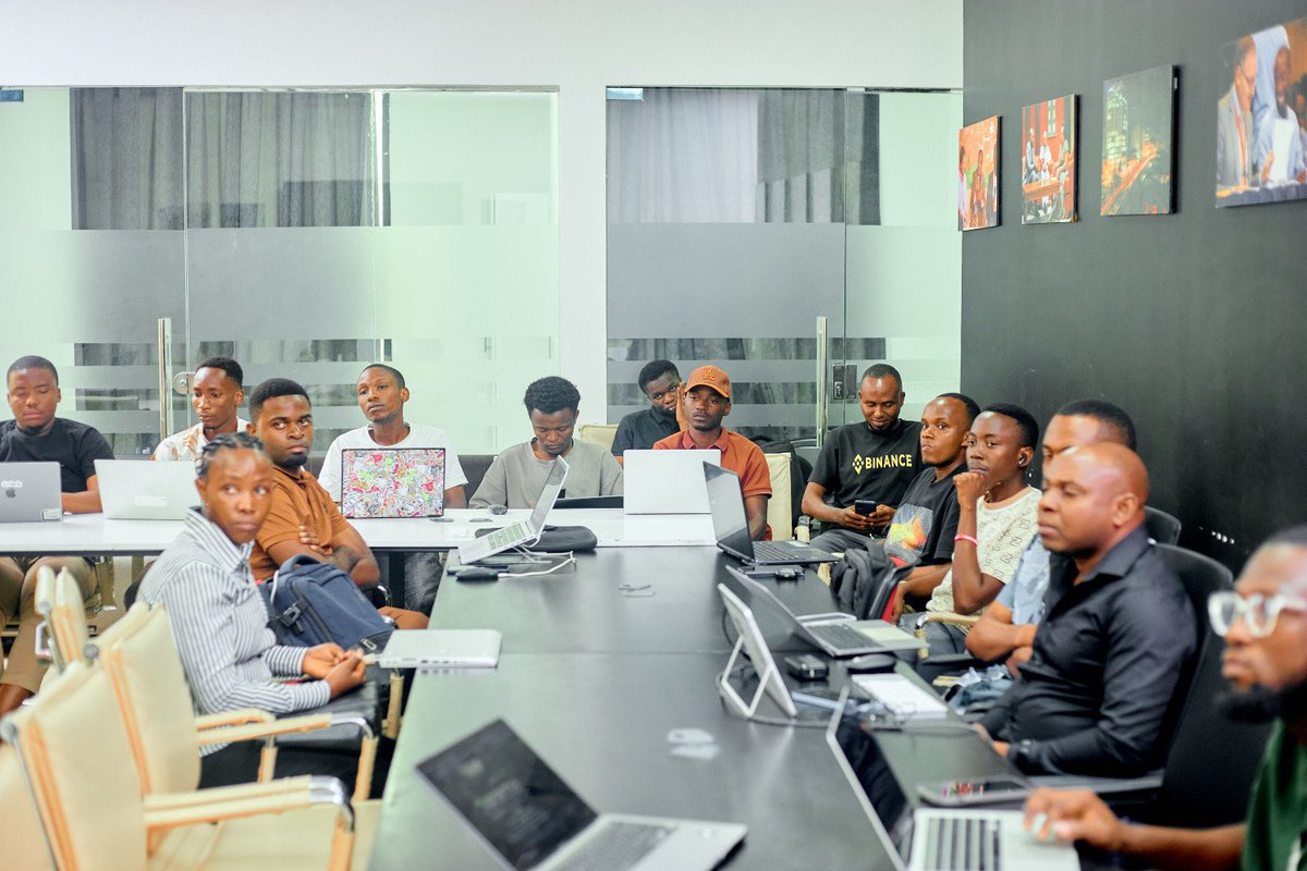 BitcoinSafariTZ's tweet photo. Jana  tumezindua rasmi Lightning Developer Bootcamp hapa Dar es Salaam, Tanzania! 🇹🇿

Tumewakaribisha wasanidi programu wenye shauku kubwa ya kujifunza, kujenga, na kuchangia mustakabali wa Bitcoin na mtandao wa Lightning barani Afrika.

Siku ya 1 ilikuwa ya kipekee! Tulijikita katika kuelewa misingi mikuu ya fedha - pesa ni nini, kwa nini inafanya kazi, na jinsi Bitcoin inavyoleta mageuzi katika mfumo mzima wa kifedha. Hii ni msingi imara kwa ajili ya kujenga suluhisho na programu halisi zitakazotatua changamoto za kweli katika jamii zetu.

Nishati, udadisi na shauku iliyokuwa ukumbini ilikuwa ya ajabu sana. Vijana wako tayari kubadilisha Afrika kwa kutumia teknolojia ya Bitcoin.

Na huu ni mwanzo tu! Bado tuna siku nne zaidi za kujifunza kwa kina, kuandika code, kujenga miradi, na kuunganisha mawazo.

Tunatoa shukrani za dhati kwa wadhamini na washirika wetu waliofanya ndoto hii kuwa kweli: @HRF , @btrustteam, @Tether_Africa , @planb_network , @afribitcoiners na @BitcoinSafariTZ

Asanteni sana kwa kuamini katika kizazi cha wajenzi wa Afrika!

#LightningBootcampTZ #BitcoinTanzania #BuildOnBitcoin #AfriBitcoiners #Tanzania