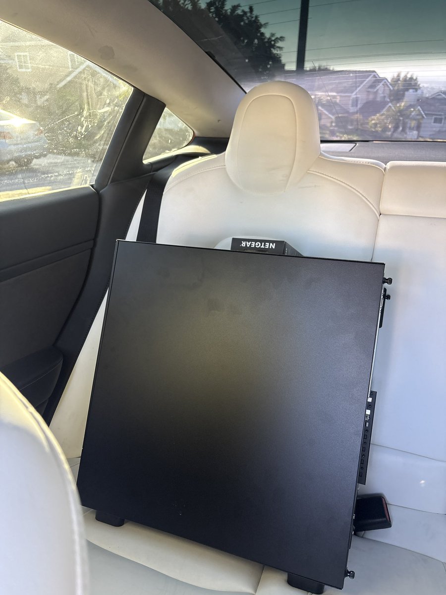 xav2swag's tweet photo. My friend got me a whole new pc my goat 🥹🥹🥹🥹🥹🥹🥹 https://t.co/WFhr374BMo