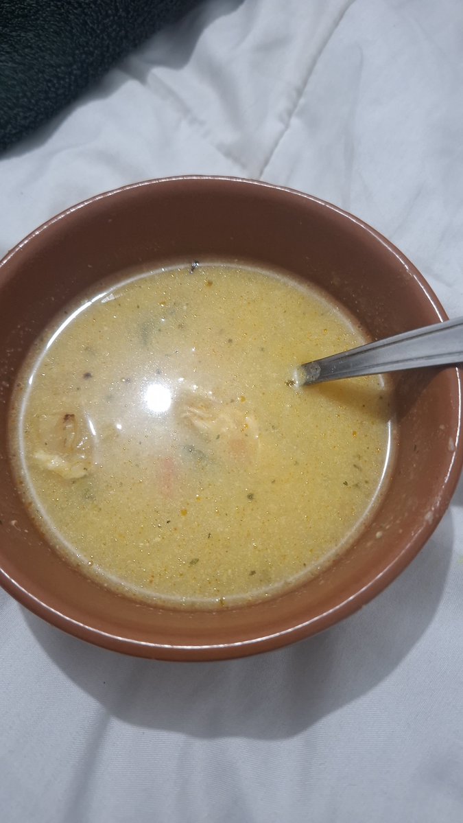 Japinhapommie's tweet photo. Gosto muito de caldos. Está é de arroz com frango e legumes, calorias não contadas. 

#ed #edrtwtㅤ https://t.co/LyxmRik9em