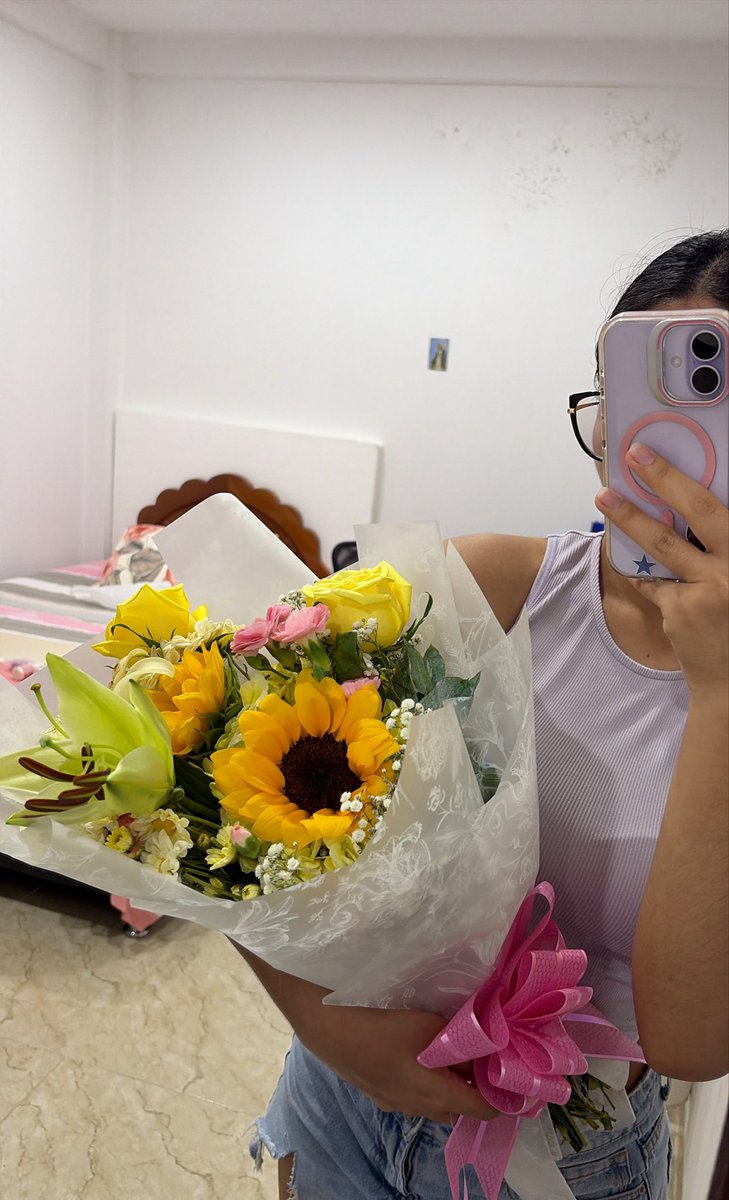 mxxssi's tweet photo. pueden pasar mil cosas pero siempre hay flores los 21 https://t.co/dZa7o09Yr4