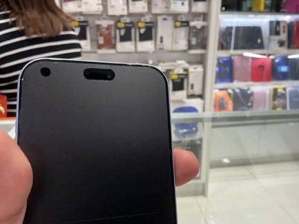 jorskiclips's tweet photo. JUST IN: Screen protectors don’t work on the Iphone 18 Pro

Right after the official hardware boss genuinely said screen protectors “make his skin crawl” 

People started trying matte and privacy screen protectors on the new iphone 18 pro and found out it literally breaks the new Face ID, as it’s now under the display in the top left instead of in the dynamic island

Now people are creating a second dynamic island with their screen protectors to deal with it