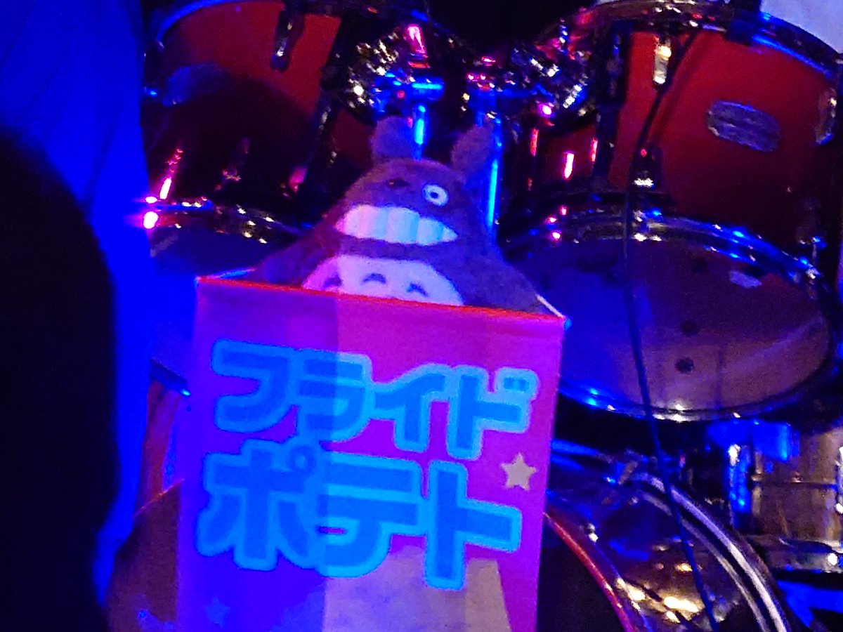 kuskususagi_'s tweet photo. ねこJAM(仮)・たけちゃん、クールかつ楽しそうでございました♡
ひーろさん、いつもトシドラムのイメージでしたが楽しいステージングでした!!
あの重めのジョッキを自由自在に操り“とりあえず生”が、ずっと生な雰囲気を出していらっしゃいました☆
The大人の文化祭！
#GENGENFES https://t.co/z43sI3YWP1