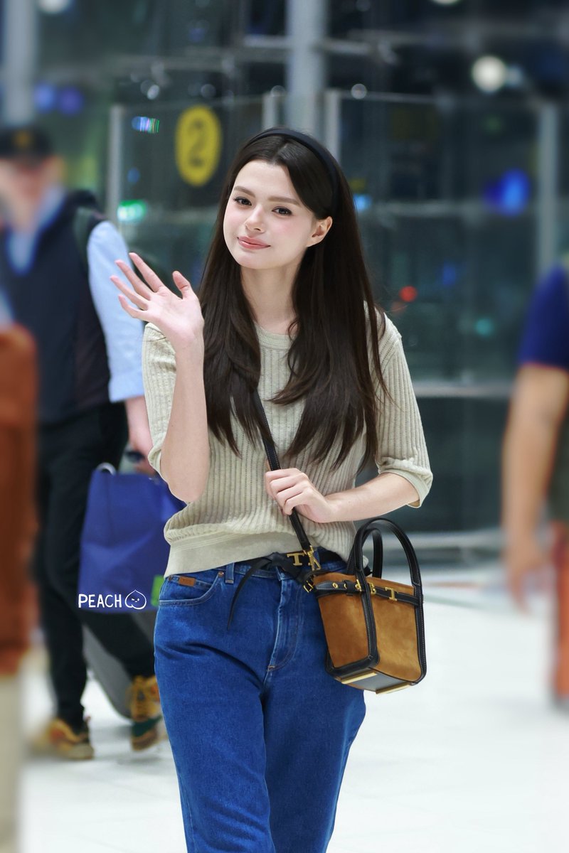 Beckys_Peach's tweet photo. My Love🤏🏻have a wonderful time on your trip to Milan～✈️🇮🇹

REBECCA FLY TO MFW
#BeckyxMFWTodsSS27 #beckysangels
#BeckyArmstrong #Tods #TodsSS27 #MilanFashionWeek @Tods https://t.co/3wXdncq7Jv