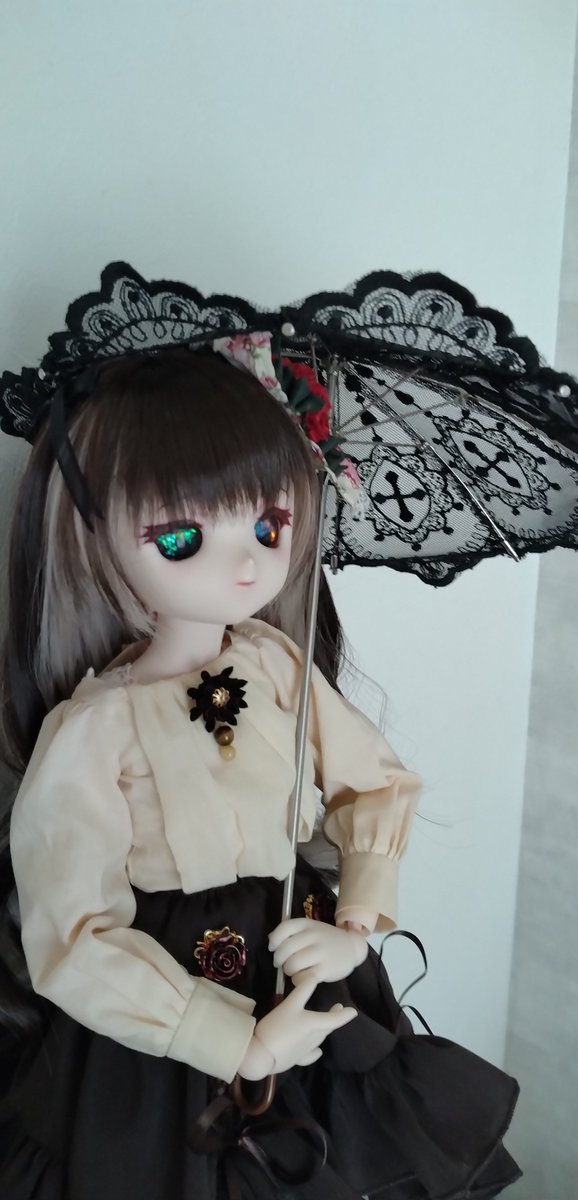 LifeSaru23000's tweet photo. 見る角度によってはオッドアイになるアビスちゃん

下から見ると青寄りの紫になる時もあって綺麗だなってボンヤリ眺めながらお酒呑んでる https://t.co/0eV7grvaMs