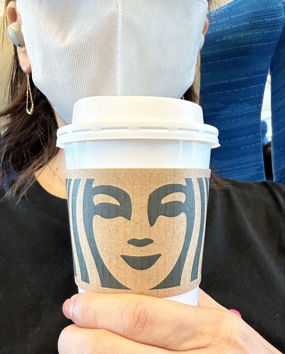 MihoSinoda's tweet photo. いま新幹線の車内、、、
A席の方が咳を頻繁にする。手で押さえる事もしない、、、
ご飯食べてるので私はまだマスクしていない。だけど、A席の方病院からもらった薬💊
飲み始めた⁉️風邪ひいてんじゃん💦
マスクしてよー😓😓😓😓😓
私、いま10月の為に風邪ひきたくないのよ🥲そしてマスク装着完了✌️ https://t.co/Aquo4a7R7V