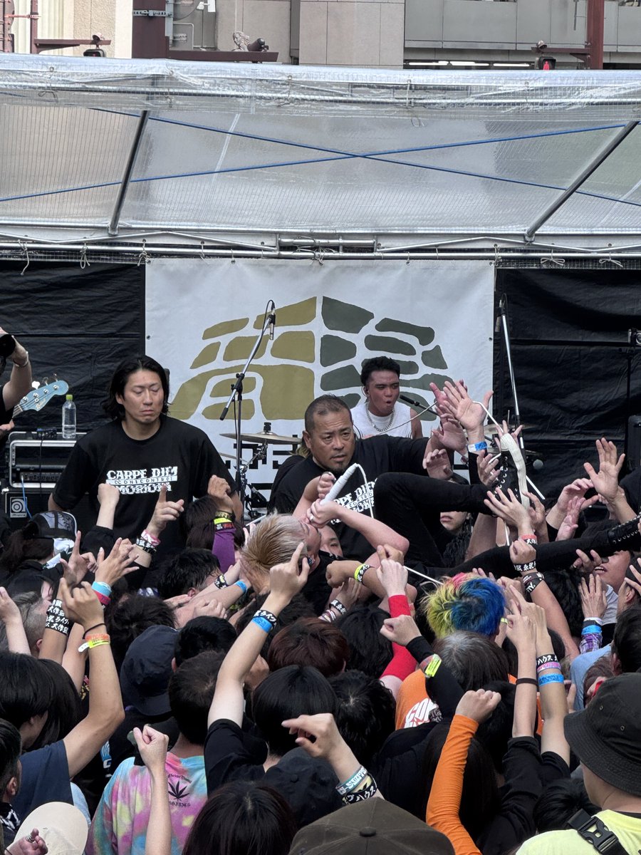 nomorefrontier's tweet photo. #いしがきミュージックフェスティバル
#いしがき2026
#SBE 
転がってくるクラウドサーフ民を力強くキャッチするお兄さん達に心奪われました。セキュリティを担ったのは「ブラジリアン柔術カルペディ���ム盛岡（CARPE DIEM MORIOKA）」 https://t.co/vPGG338iqi