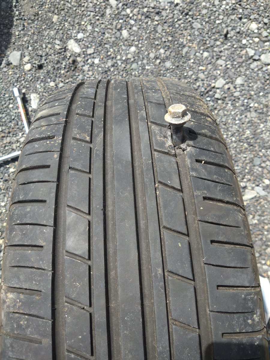 occhan_dayo's tweet photo. 昨日の夕方、高速道路を走ってたらネジを踏んでパンク。幸いそれ以外は大丈夫だったけど、自走できなきのでレッカー
それにしてもどこのネジだ？ https://t.co/vOQ4vRV4OS