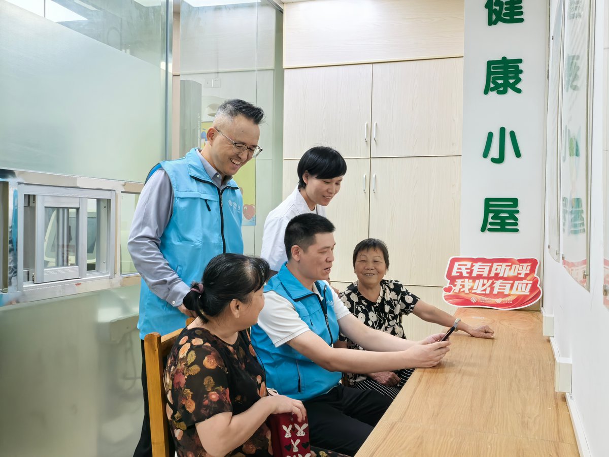 ChinaMobile_X's tweet photo. In Zhaoqing, China Mobile Guangdong is bringing AI-powered cognitive screening to villages and communities. Assessments take minutes, reports are generated automatically, and the service is free for public primary-level medical institutions citywide. #GlobalResponsibility https://t.co/7xMfSRLuZn