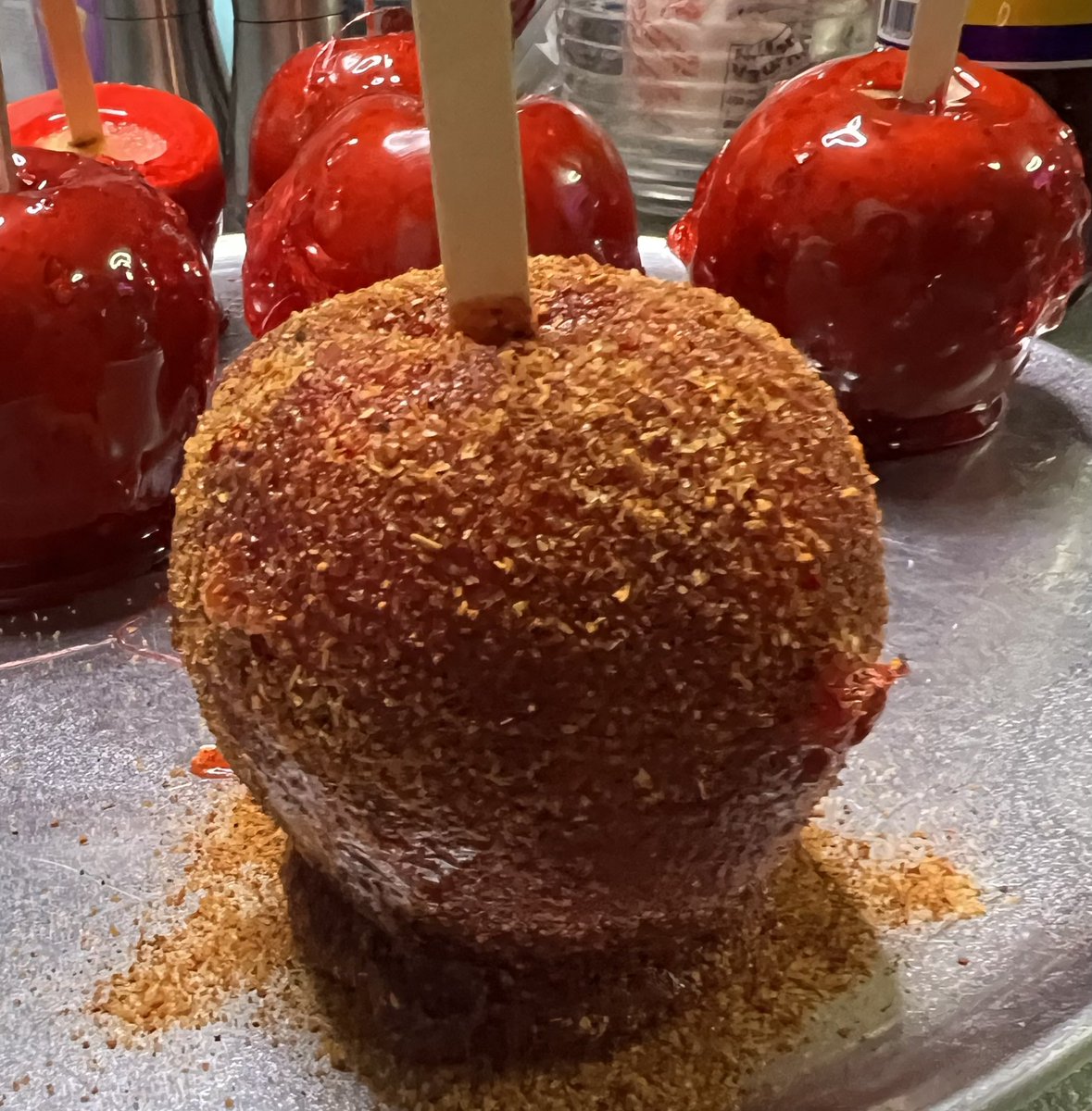 Baseball25dave1's tweet photo. A very long day, but I still found some time to make some candy apples. Made some regular ones and some requested Chamoy Candy Apples. Even made a few halves to use up all the candy. #RealMenBake #HomemadeCandyApples #ChamoyCandyApples https://t.co/zNyDcfLLxG