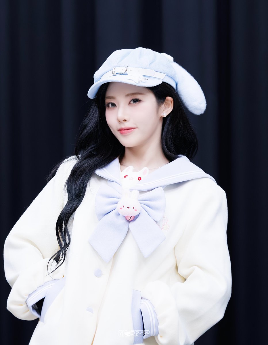 sky_piece_9's tweet photo. 260911 후즈팬 스토어 팬사인회
박지원  
#프로미스나인 #박지원 
#fromis_9 #PARKJIWON https://t.co/Cr2h9b2GjW
