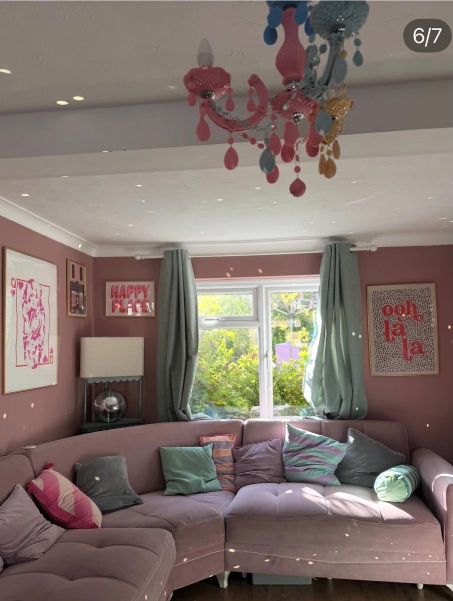 noahjohnsonmgu7's tweet photo. Tonight’s Grid Winner

Congratulations to @fromrentaltorainbow for tonight’s winning share on Faffulous Homes. This stunning, colourful space features a gorgeous pink palette, playful gallery wall and beautiful floral wallpaper. Layered cushions https://t.co/3T2fXXwHB4