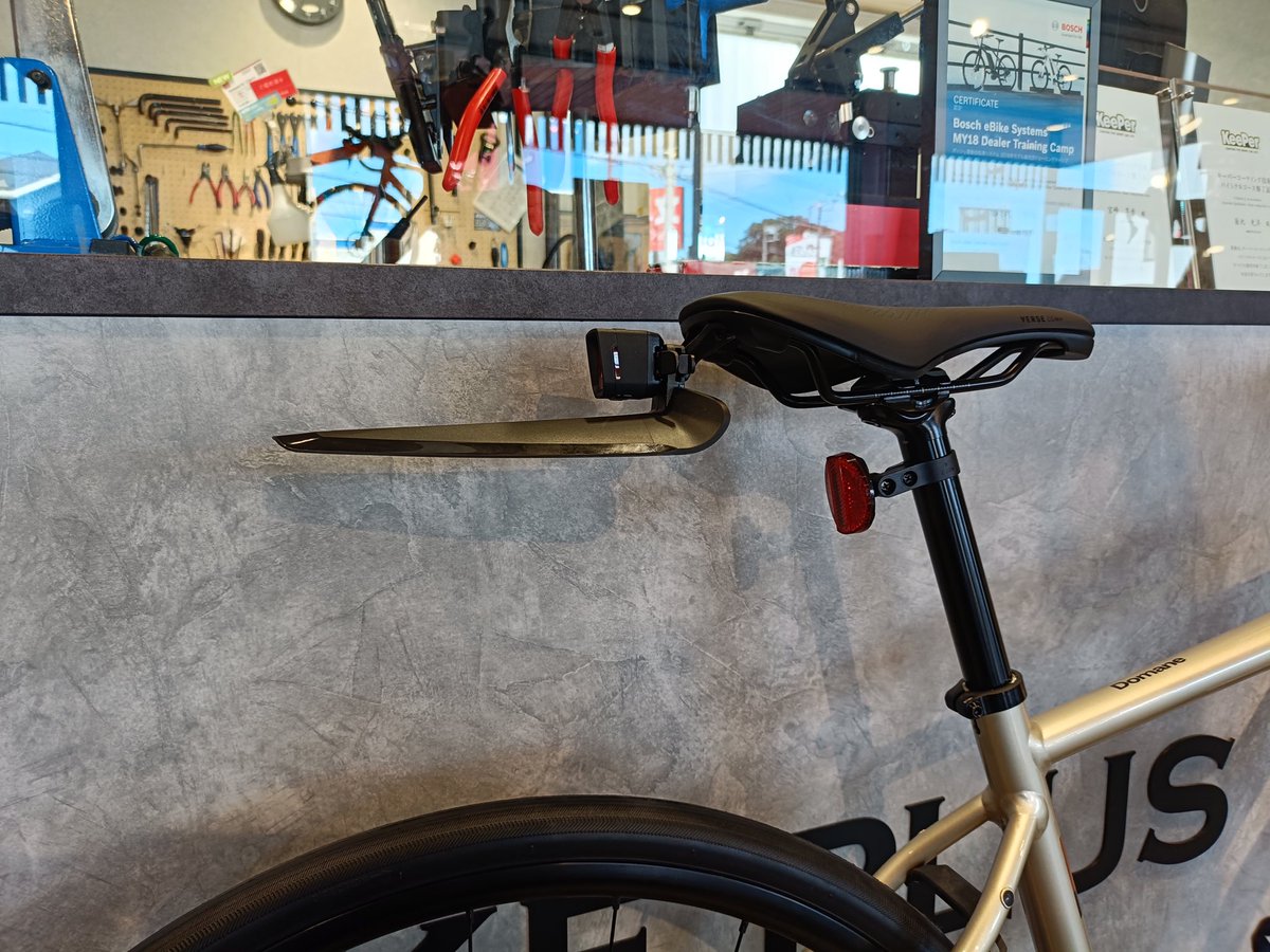 BIKEPLUS_TW's tweet photo. 昨日の帰り道…雨はほぼ上がっていたけど、路面は水たまりだらけで「お尻が濡れるの不快だなぁ」と改めて思ったのであります💦
トレックのこれ、スッキリ付けられてテールライトとも共存できるスグレモノですよ！

※取り付けには専用サドル、サドル用マウントが別途必要です。対応ライトはトレック、ボントレガー製品に限ります。
https://t.co/J5HzThgS9P