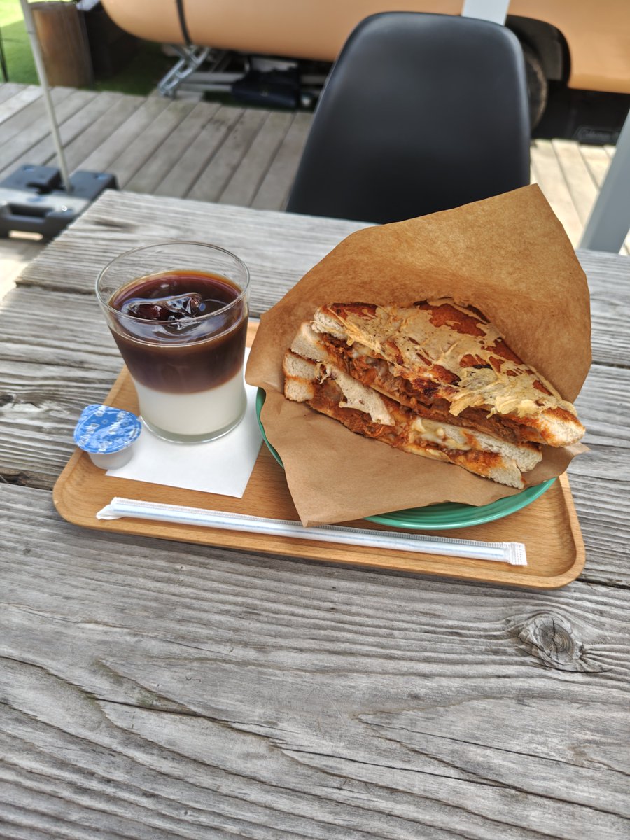Antares20171's tweet photo. 点検の帰り道に、GoogleMAPで見付けたカフェで早めの昼食。
チーズメルトサンドって初めて食べたけど……外がカリッ、中はとろ~りチーズのホットサンドて感じ。
まいう~でした🤤
これわご贔屓にせねば♪
#GB350
#カフェ
#sunmelt
#チーズメルトサンド https://t.co/Dy5dNU37CG
