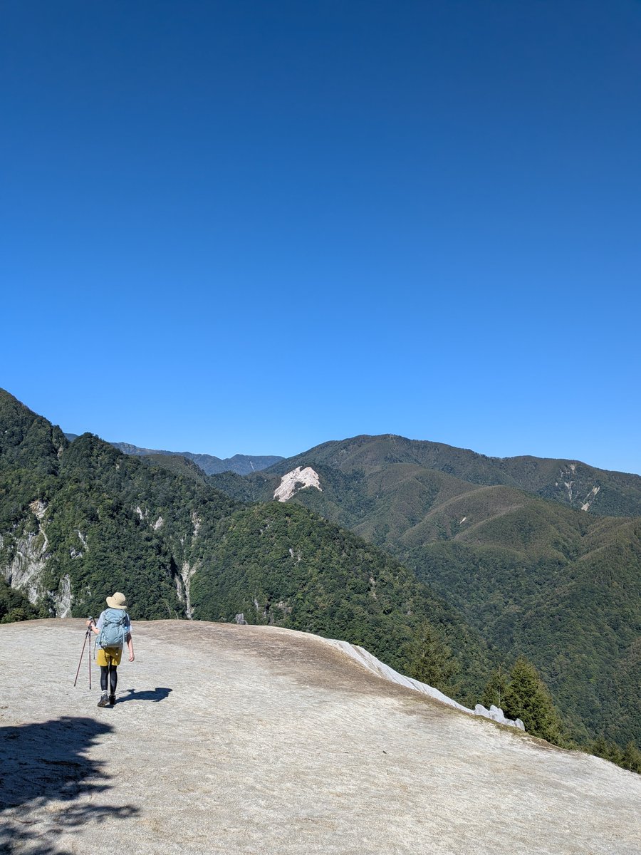 mrsngp's tweet photo. 台風後の登山⛰️
快晴☀
ちょっと暑い⋯
(夫を置いて岸壁に突き進む妻) https://t.co/5jsKjx3Cof