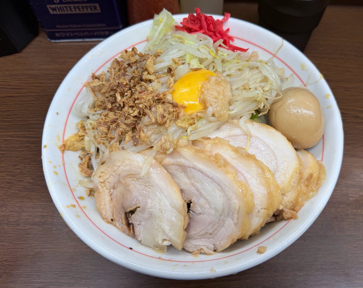 rea_pkmn's tweet photo. 関内二郎
使用　
小ブタ　冷やし汁なし　アブラカラメベニ
大変美味しくすすれました。 https://t.co/FAFhFvSO2g