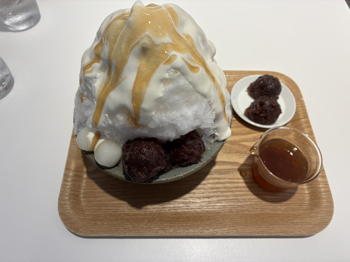 Celestial0323's tweet photo. 今年最後のかき氷

みたらしミルク氷でした
相変わらずここの餡子は甘さがちょうどよく美味しい
みたらしの甘塩っぱさとミルクの甘さが良くてとても美味しかったです

かき氷はまた来年
来年は何回食べてるんでしょうね？ https://t.co/9m5hyGMZcv