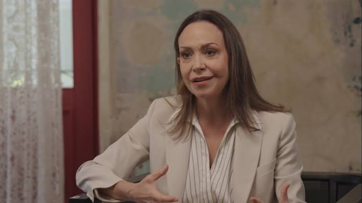 lagranaldea's tweet photo. #EntrevistaLGA ¿En qué lugar queda María Corina Machado frente a la Casa Blanca?   

Alberto Barrera Tyszka advierte: corre el riesgo de pasar de líder guerrera a tolerar el maltrato político de un "macho patán" que pactó con su adversario. 

🔗 https://t.co/ixsdXk8zPC https://t.co/Oyaj321Auo