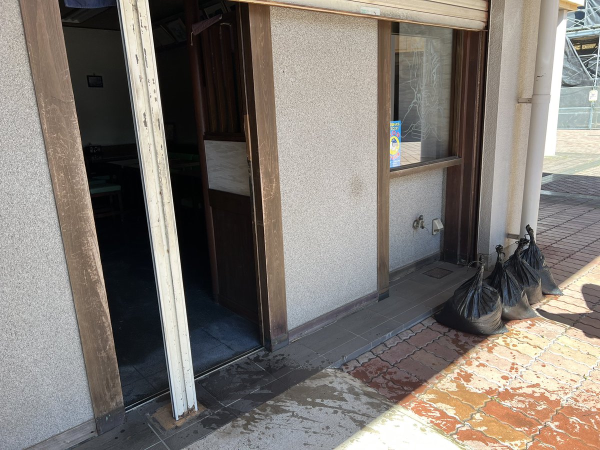 iikawa_h's tweet photo. 千葉豪雨に続き
21日の台風25号でも
床上浸水してしまった高津団地商店街
脇を流れる排水路(2号幹線)から雨水が溢れ出ていたという話を聞いています
短期間に2度に渡って浸水被害！
なんとかせねば！！
#八千代市 #台風 #浸水 https://t.co/sjYTOI44Hz